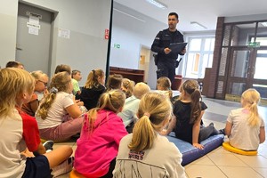 Na zdjęciu widzimy policjanta w czasie pogadanki z uczniami