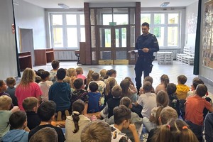 Na zdjęciu widzimy policjanta w czasie pogadanki z uczniami