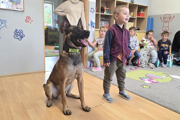 Na zdjęciu widzimy psa służbowego oraz dziecko