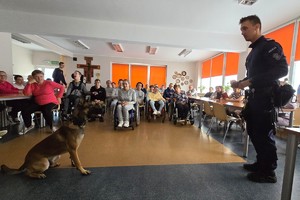 Na zdjęciu widzimy policjantów oraz dzieci