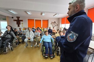 Na zdjęciu widzimy policjanta, oraz podopiecznych