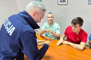 Na zdjęciu widzimy policjanta, oraz podopiecznych