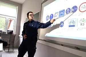 Na zdjęciu widzimy policjanta w czasie profilaktyki