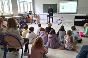 Na zdjęciu widzimy policjanta w czasie profilaktyki