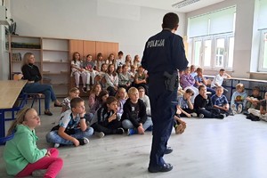 Na zdjęciu widzimy policjanta w czasie profilaktyki