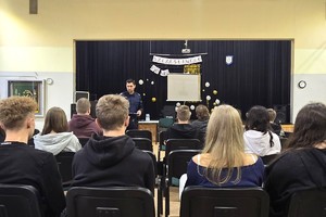 Na zdjęciu widzimy policjanta w czasie profilaktyki