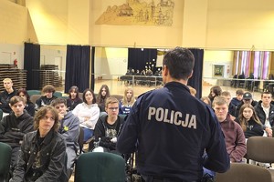 Na zdjęciu widzimy policjanta w czasie profilaktyki oraz uczniów