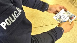 Na zdjęciu widzimy policjanta w czasie profilaktyki