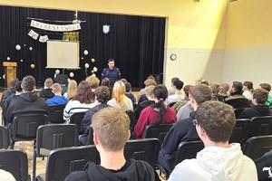 Na zdjęciu widzimy policjanta w czasie profilaktyki