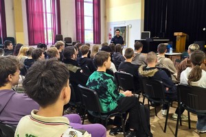 Na zdjęciu widzimy policjanta w czasie profilaktyki