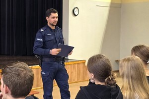 Na zdjęciu widzimy policjanta w czasie profilaktyki