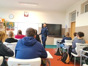 Na zdjęciu widzimy policjanta w czasie profilaktyki