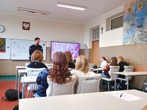 Na zdjęciu widzimy policjanta w czasie profilaktyki