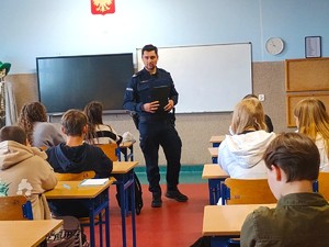 Na zdjęciu widzimy policjanta w czasie profilaktyki
