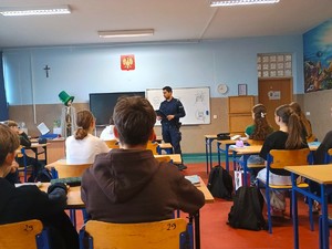 Na zdjęciu widzimy policjanta w czasie profilaktyki