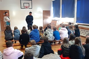 Na zdjęciu widzimy policjanta w czasie profilaktyki