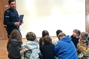 Na zdjęciu widzimy policjanta w czasie profilaktyki