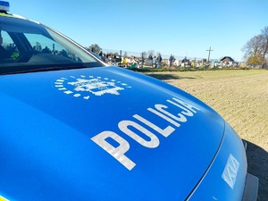 Na zdjęciu widzimy radiowóz w rejonie cmentarza