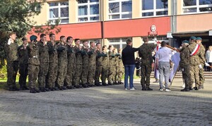 Na zdjęciu widzimy uroczyste ślubowanie klas pierwszych