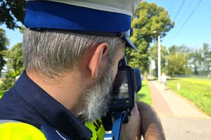 Na zdjęciu widzimy policjanta w czasie działań prędkość