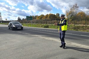 Na zdjęciu widzimy policjanta w czasie kontroli drogowej