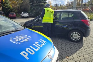 Na zdjęciu widzimy policjanta w czasie kontroli drogowej