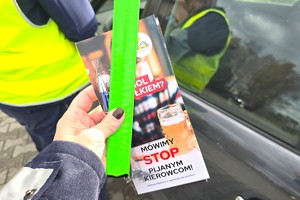 Na zdjęciu widzimy policjanta w czasie kontroli drogowej