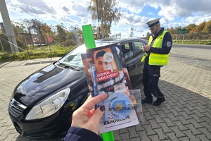 Na zdjęciu widzimy policjanta w czasie kontroli drogowej