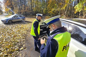 Na zdjęciu widzimy policjantów w czasie działań prędkość