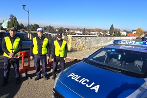 Na zdjęciu widzimy policjantów w czasie Wszystkich Świętych