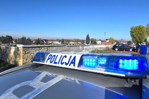 Na zdjęciu widzimy policjantów w czasie Wszystkich Świętych