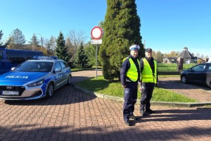 Na zdjęciu widzimy policjantów w czasie Wszystkich Świętych