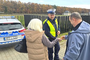 Na zdjęciu widzimy policjantów w czasie Wszystkich Świętych