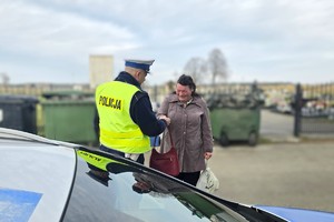 Na zdjęciu widzimy policjantów w czasie Wszystkich Świętych