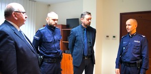 Na zdjęciu widzimy policjantów oraz burmistrza