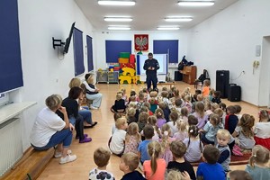 Na zdjęciu widzimy policjanta w czasie profilaktyki z dziećmi