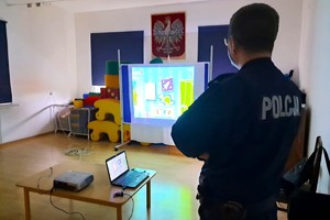 Na zdjęciu widzimy policjanta w czasie profilaktyki z dziećmi