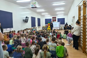 Na zdjęciu widzimy policjanta w czasie profilaktyki z dziećmi