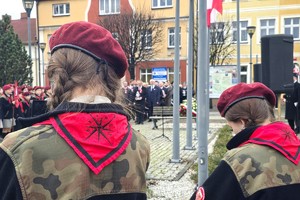 Na zdjęciu widzimy policjanta w czasie Obchodów Narodowego Święta Niepodległości w powiecie bieruńsko-lędzińskim