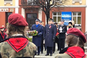 Na zdjęciu widzimy policjanta w czasie Obchodów Narodowego Święta Niepodległości w powiecie bieruńsko-lędzińskim