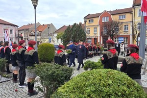 Na zdjęciu widzimy policjanta w czasie Obchodów Narodowego Święta Niepodległości w powiecie bieruńsko-lędzińskim
