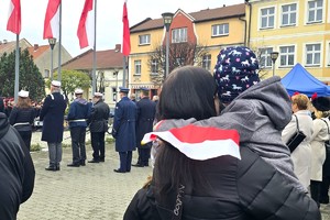 Na zdjęciu widzimy policjanta w czasie Obchodów Narodowego Święta Niepodległości w powiecie bieruńsko-lędzińskim