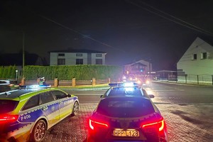 Na zdjęciu widzimy radiowozy oraz policjantów w czasie działań trzeźwość