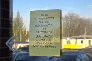 Na zdjęciu widzimy policjantów oraz uczestników ćwiczeń mobilizacyjnych EGIDA-25