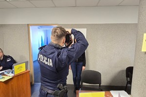 Na zdjęciu widzimy policjantów oraz uczestników ćwiczeń mobilizacyjnych EGIDA-25