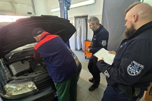 Na zdjęciu widzimy policjantów oraz uczestników ćwiczeń mobilizacyjnych EGIDA-25