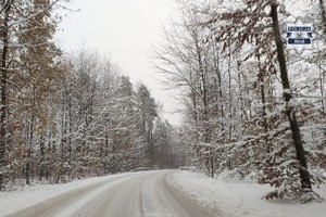 Na zdjęciu widzimy zaśnieżoną drogę