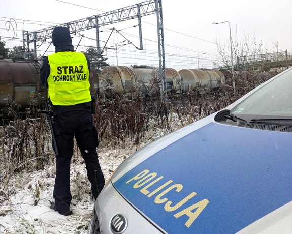 Na zdjęciu widzimy mundurowego w rejonie infrastruktury kolejowej