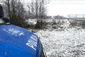 Na zdjęciu widzimy radiowóz w rejonie infrastruktury kolejowej