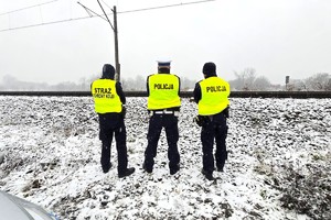 Na zdjęciu widzimy mundurowych w rejonie infrastruktury kolejowej